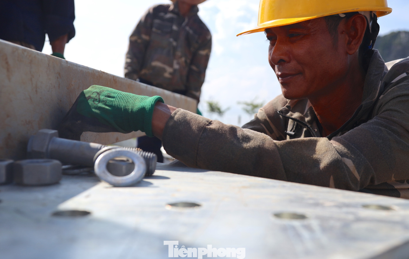 "Thời tiết mấy hôm nay nắng quá. Cột điện này ở giữa đồng ruộng không có bóng mát nên anh em công nhân làm rất vất vả. Cột điện lớn, các cấu kiện cũng to, nặng. Nhưng ai cũng quyết tâm làm bất kể nắng hay mưa để sớm hoàn thiện dự án", anh Trần Văn Hoàng (46 tuổi, trú ở huyện Quỳnh Lưu, tỉnh Nghệ An) chia sẻ.