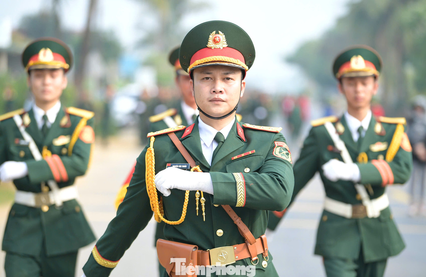 Đội tiêu binh gồm 4 chiến sĩ sẽ rước lá cờ đỏ sao vàng, tiến vào khu vực hành lễ. Đội tiêu binh gồm 4 chiến sĩ sẽ rước lá cờ đỏ sao vàng, tiến vào khu vực hành lễ.