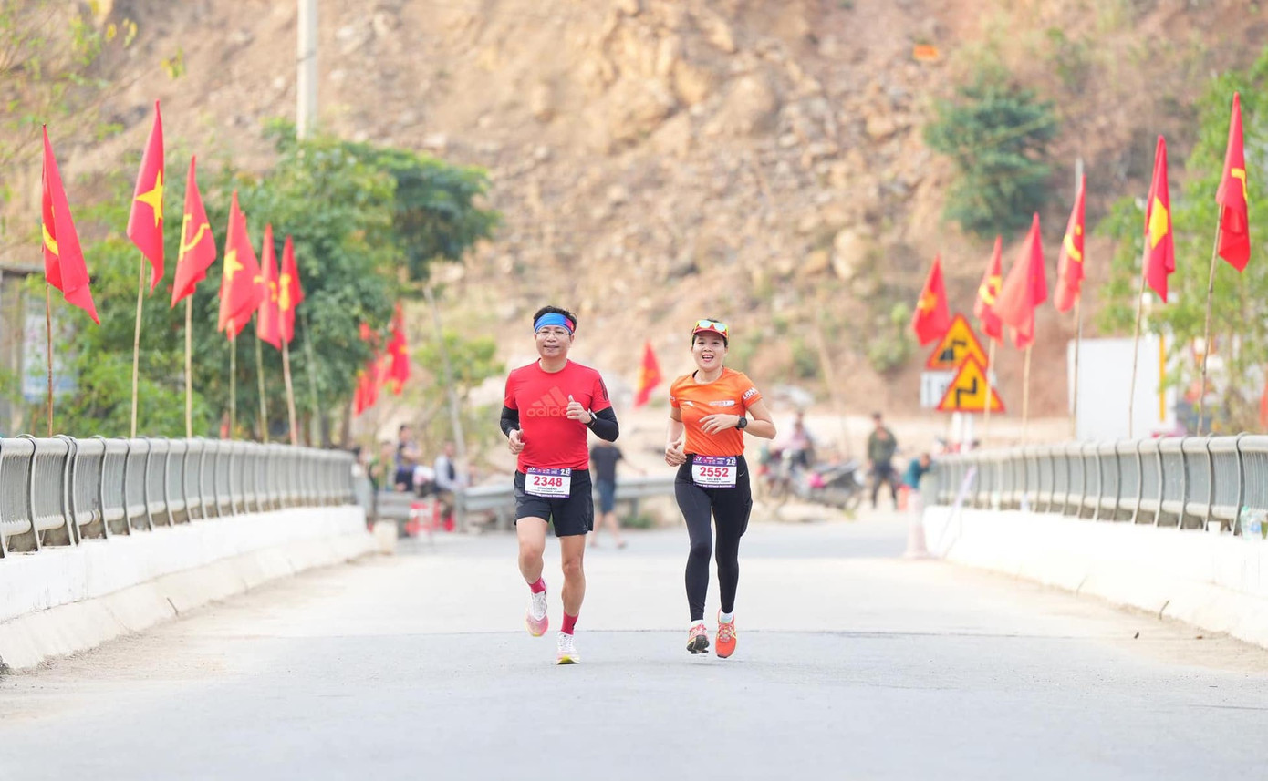 Các vận động viên chạy trên cung đường dọc biên giới Việt Lào, có nét đẹp hoang sơ, sông núi thơ mộng.