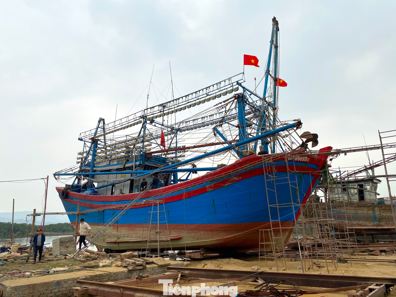 “Nếu tàu không hỏng hóc thì cứ ít năm đi biển phải đến các cơ sở sửa chữa để bảo dưỡng và tân trang lại phần vỏ. Một số bộ phận bằng gỗ bị mục phải thay. Vỏ thuyền phải gia cố, sơn mới để tránh mục, ngấm nước, đi cho an toàn”, ngư dân Trần Văn Hoàng (46 tuổi, trú xã Phú Nghĩa, huyện Quỳnh Lưu, Nghệ An) nói.