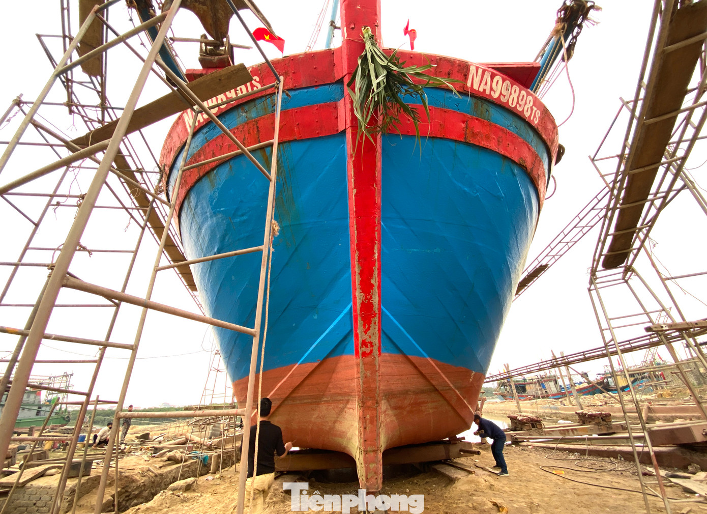 Khi các chủ tàu đưa đến, những người thợ sẽ kiểm tra tổng quan, đánh giá mức độ hư hỏng của các chi tiết trên thân tàu để đưa ra các phương án thay thế, khắc phục, sửa chữa hợp lý nhằm đảm bảo an toàn nhưng tiết kiệm chi phí.