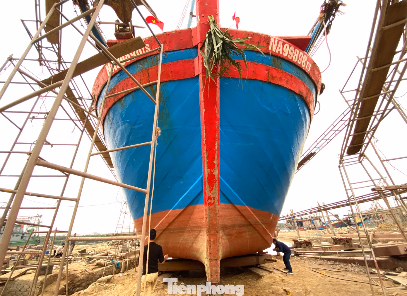 Khi các chủ tàu đưa đến, những người thợ sẽ kiểm tra tổng quan, đánh giá mức độ hư hỏng của các chi tiết trên thân tàu để đưa ra các phương án thay thế, khắc phục, sửa chữa hợp lý nhằm đảm bảo an toàn nhưng tiết kiệm chi phí.