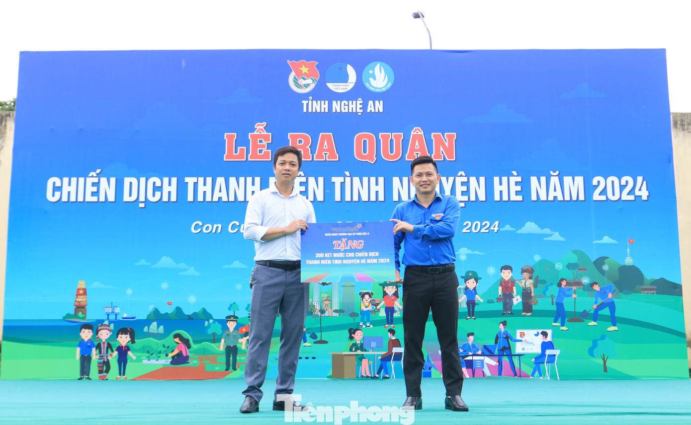 Đoàn Khối Các cơ quan tỉnh và các nhà tài trợ trao tặng các công trình, phần quà cho các cơ quan trên địa bàn huyện Tương Dương, Con Cuông. Đoàn Khối Các cơ quan tỉnh và các nhà tài trợ trao tặng các công trình, phần quà cho các cơ quan trên địa bàn huyện Tương Dương, Con Cuông.