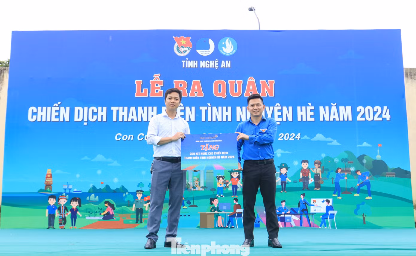 Đoàn Khối Các cơ quan tỉnh và các nhà tài trợ trao tặng các công trình, phần quà cho các cơ quan trên địa bàn huyện Tương Dương, Con Cuông.