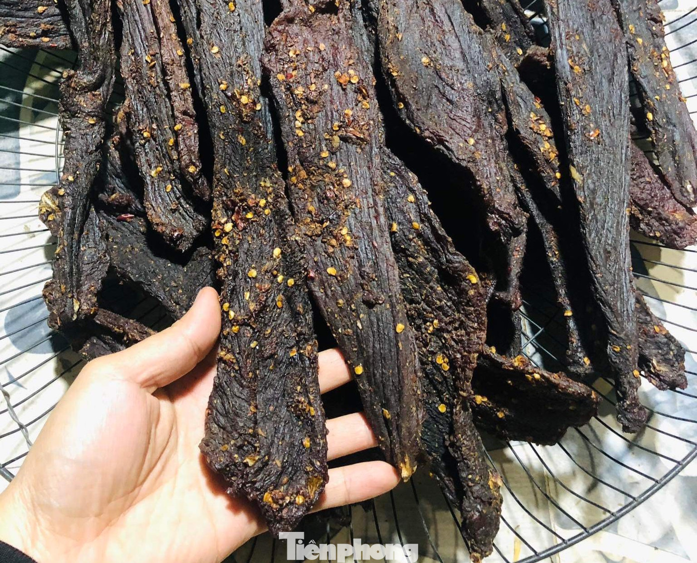 Hiện thịt trâu, bò gác bếp ở cơ sở chị Nhuận có giá bán khoảng 1 triệu đồng/1kg, lợn khoảng 600 nghìn đồng/1kg. Còn riêng lạp sườn có giá khoảng 350 nghìn đồng/1kg. Hiện thịt trâu, bò gác bếp ở cơ sở chị Nhuận có giá bán khoảng 1 triệu đồng/1kg, lợn khoảng 600 nghìn đồng/1kg. Còn riêng lạp sườn có giá khoảng 350 nghìn đồng/1kg.