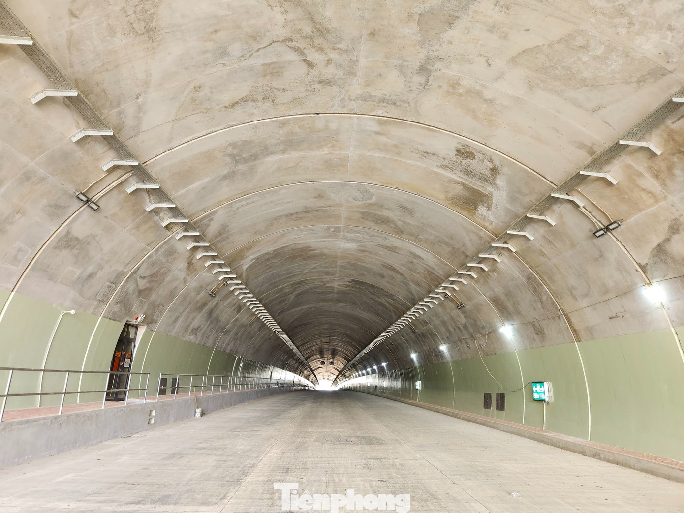 Bên trong hầm, các hạng mục đèn chiếu sáng, hệ thống điện, hành lang thoát hiểm, biển báo đều đã được hoàn thành.