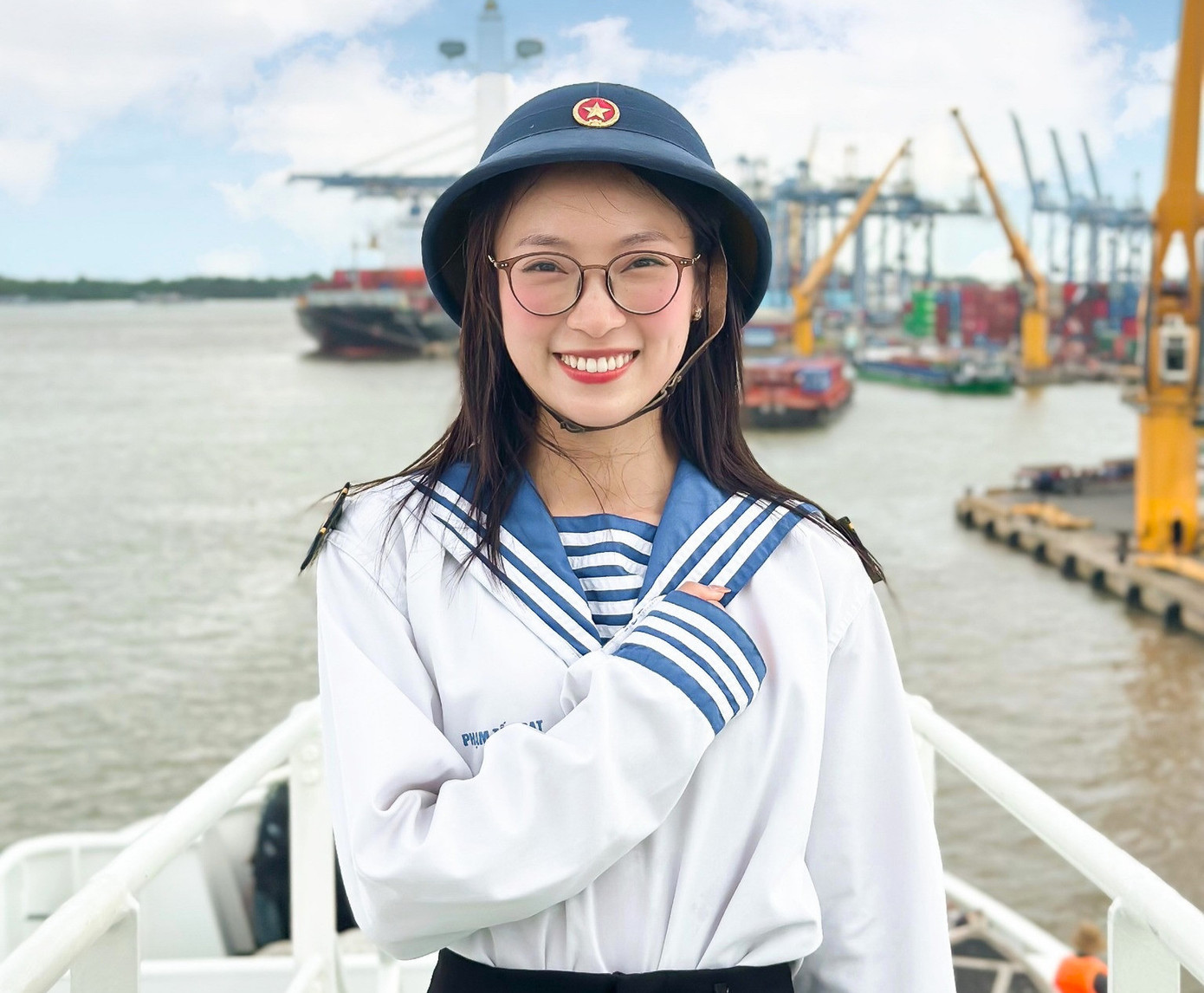 MC Khánh Vy nổi tiếng từ clip "bắn" 7 thứ tiếng trên mạng xã hội. MC Khánh Vy nổi tiếng từ clip "bắn" 7 thứ tiếng trên mạng xã hội.