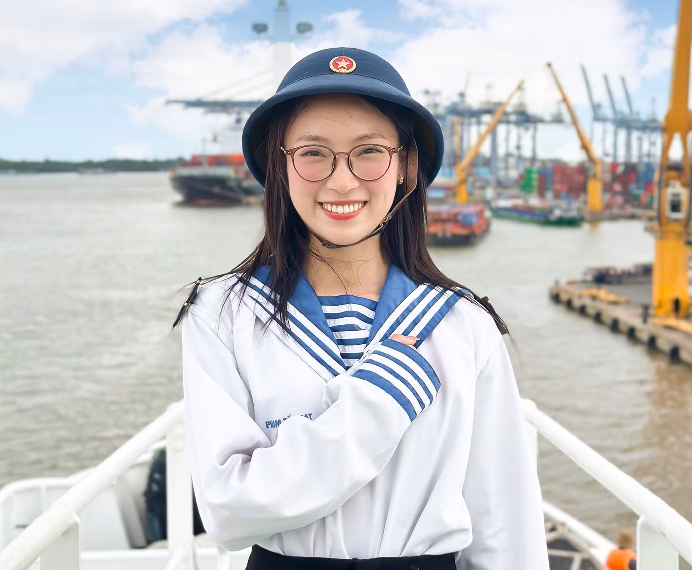 MC Khánh Vy nổi tiếng từ clip "bắn" 7 thứ tiếng trên mạng xã hội.