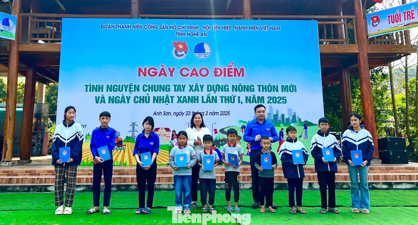 Tại chương trình, Tỉnh Đoàn Nghệ An đã trao tặng công trình sân chơi cộng đồng, công trình vườn cây thanh niên, tặng nhiều suất quà cho thanh thiếu nhi trên địa bàn huyện Anh Sơn với tổng giá trị các nguồn lực là 125 triệu đồng. Tại chương trình, Tỉnh Đoàn Nghệ An đã trao tặng công trình sân chơi cộng đồng, công trình vườn cây thanh niên, tặng nhiều suất quà cho thanh thiếu nhi trên địa bàn huyện Anh Sơn với tổng giá trị các nguồn lực là 125 triệu đồng.