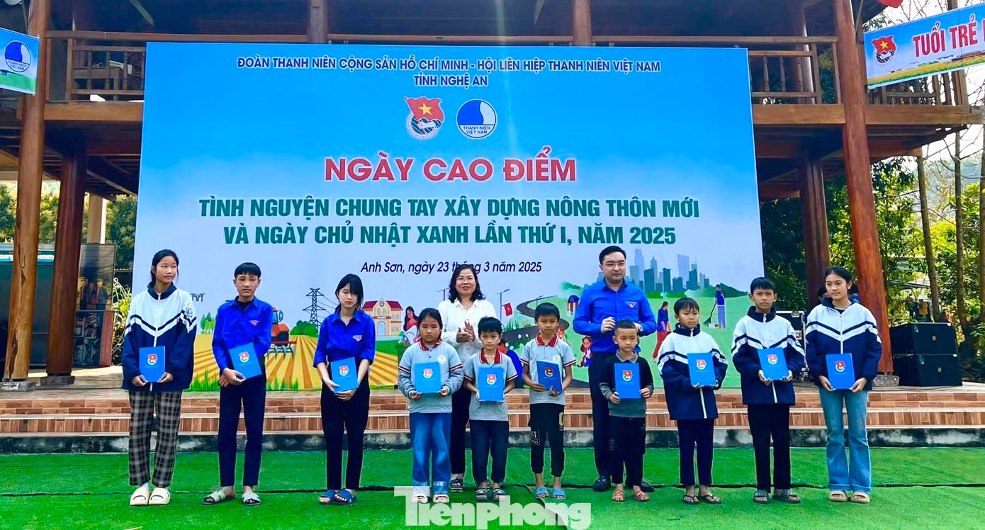 Tại chương trình, Tỉnh Đoàn Nghệ An đã trao tặng công trình sân chơi cộng đồng, công trình vườn cây thanh niên, tặng nhiều suất quà cho thanh thiếu nhi trên địa bàn huyện Anh Sơn với tổng giá trị các nguồn lực là 125 triệu đồng.