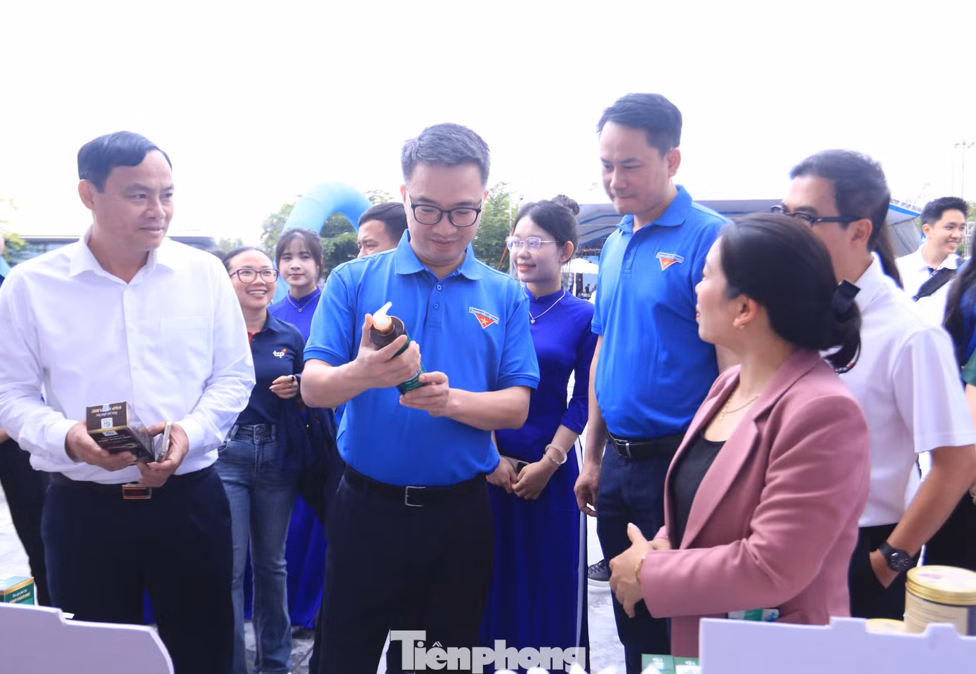 Các đại biểu tham quan gian hàng tại ngày hội.