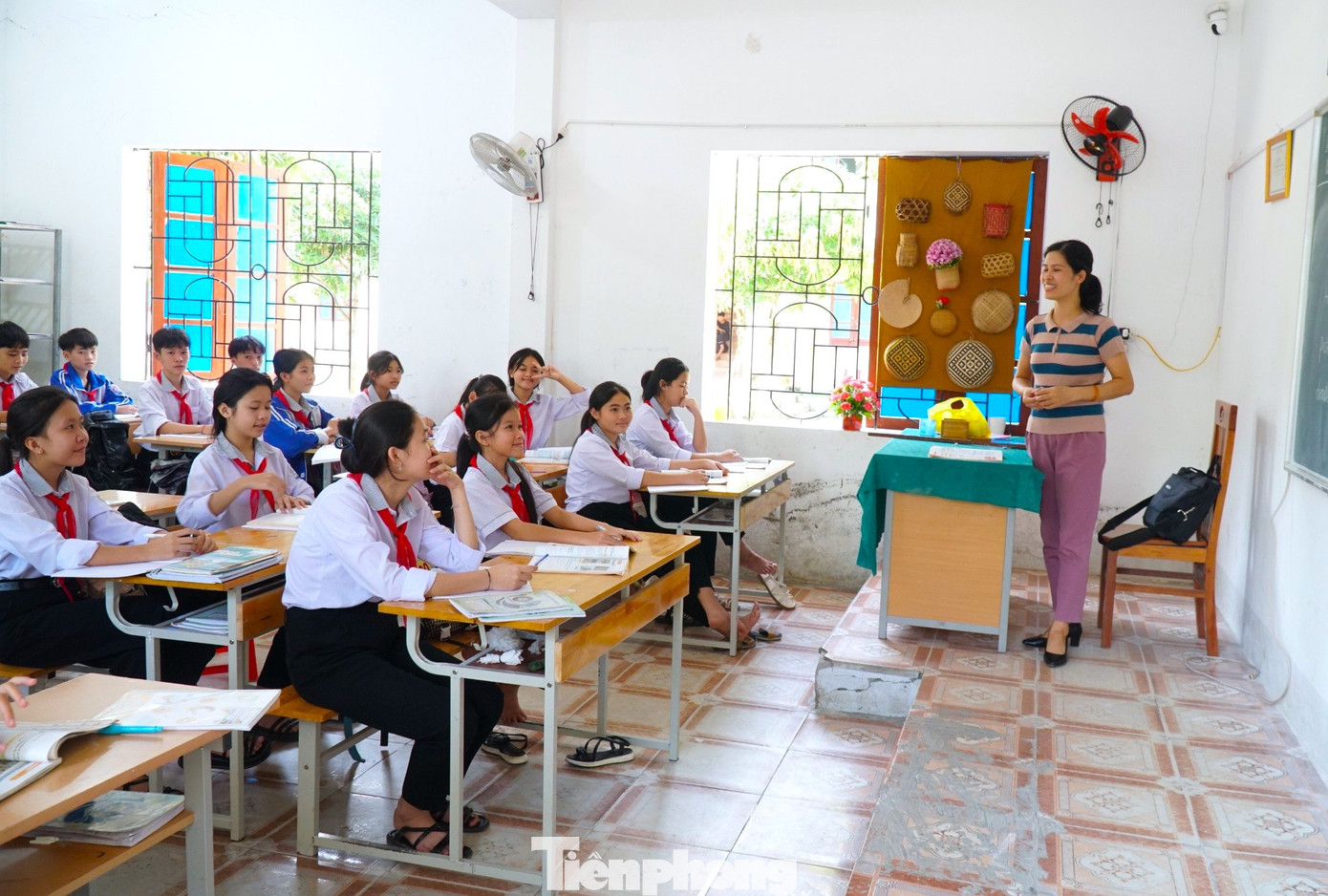 Năm 2018, sau 1 trận lũ lớn, cơ sở vật chất của trường THCS Bồng Khê cũ không đảm bảo nên thầy trò trường Dân tộc nội trú THCS Con Cuông (trường nội trú) chuyển về “định cư” nhờ trên 2 địa điểm.