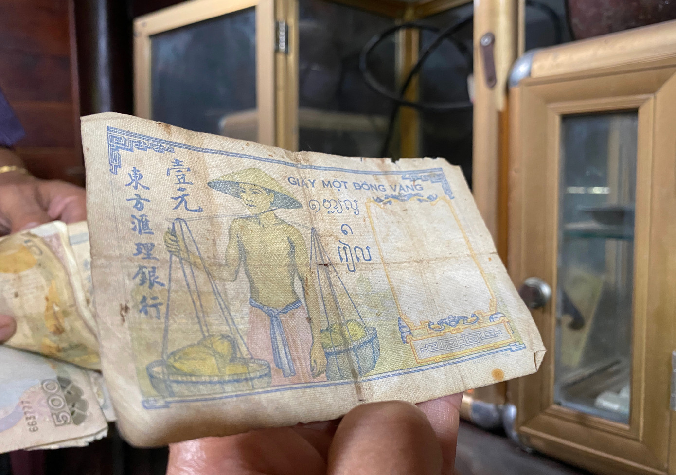 Hàng trăm tờ tiền cổ xưa đủ các mệnh giá được ông Hoan sưu tầm và cất giữ cẩn thận.