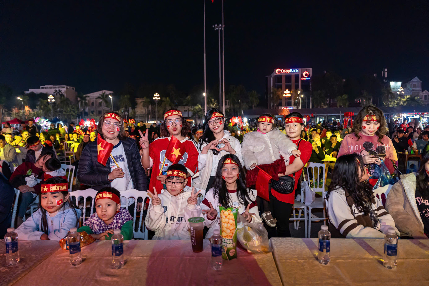 Những cổ động viên đáng yêu tại thành phố Thanh Hóa.