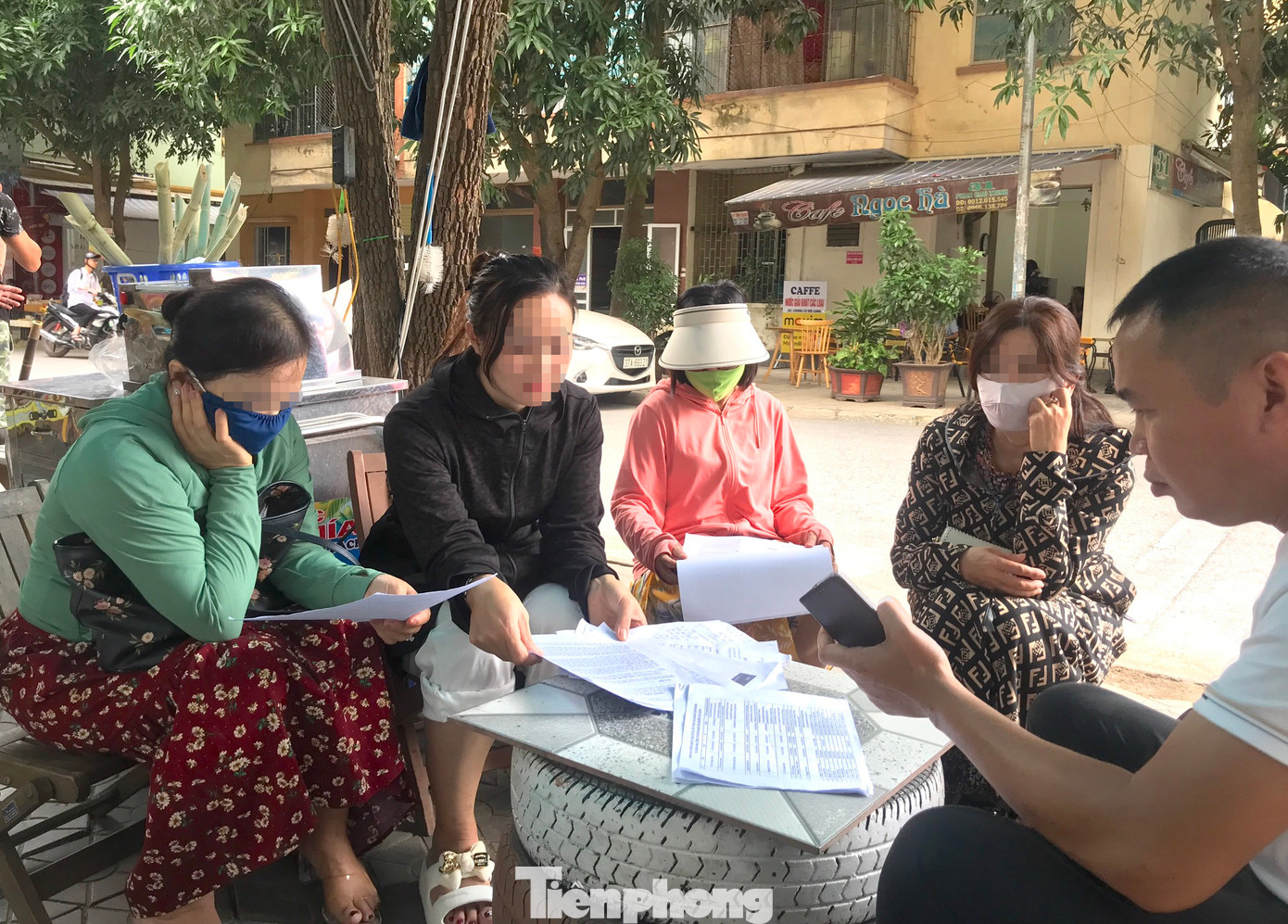 Các nạn nhân bị Nguyễn Thúy Quỳnh lừa đảo chiếm đoạt tiền trình bày sự việc với PV.