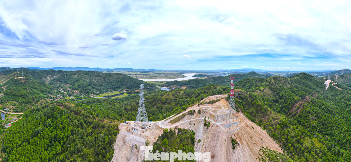 Dự án đường dây 500kV mạch 3 từ Quảng Trạch (Quảng Bình) đến Phố Nối (Hưng Yên) có tổng chiều dài gần 520km, đi qua địa bàn 9 tỉnh. Dự án do Tổng Công ty Truyền tải điện Quốc gia làm chủ đầu tư. Toàn tuyến có 1.177 vị trí cột và 502 khoảng néo với tổng mức đầu tư khoảng 22.300 tỉ đồng. Sau nhiều tháng thi công, hình hài của đường dây 500kV mạch 3 qua địa bàn tỉnh Nghệ An dần được hoàn thiện. Dự án đường dây 500kV mạch 3 từ Quảng Trạch (Quảng Bình) đến Phố Nối (Hưng Yên) có tổng chiều dài gần 520km, đi qua địa bàn 9 tỉnh. Dự án do Tổng Công ty Truyền tải điện Quốc gia làm chủ đầu tư. Toàn tuyến có 1.177 vị trí cột và 502 khoảng néo với tổng mức đầu tư khoảng 22.300 tỉ đồng. Sau nhiều tháng thi công, hình hài của đường dây 500kV mạch 3 qua địa bàn tỉnh Nghệ An dần được hoàn thiện.