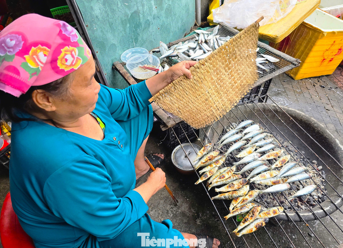 Khách đông, lượng cá nướng nhiều nên công việc của bà Hoàn phải dậy sớm và thường kết thúc vào tối muộn. Tuy nhiên đổi lại, bà Hoàn có thu nhập cao gấp 10 lần những ngày thường. “Dịp đầu năm mới khách đi lễ đền đông nên dễ bán và bán được nhiều. Trừ hết các chi phí thì ngày cũng kiếm được vài triệu đồng”, bà Hoàn nói.