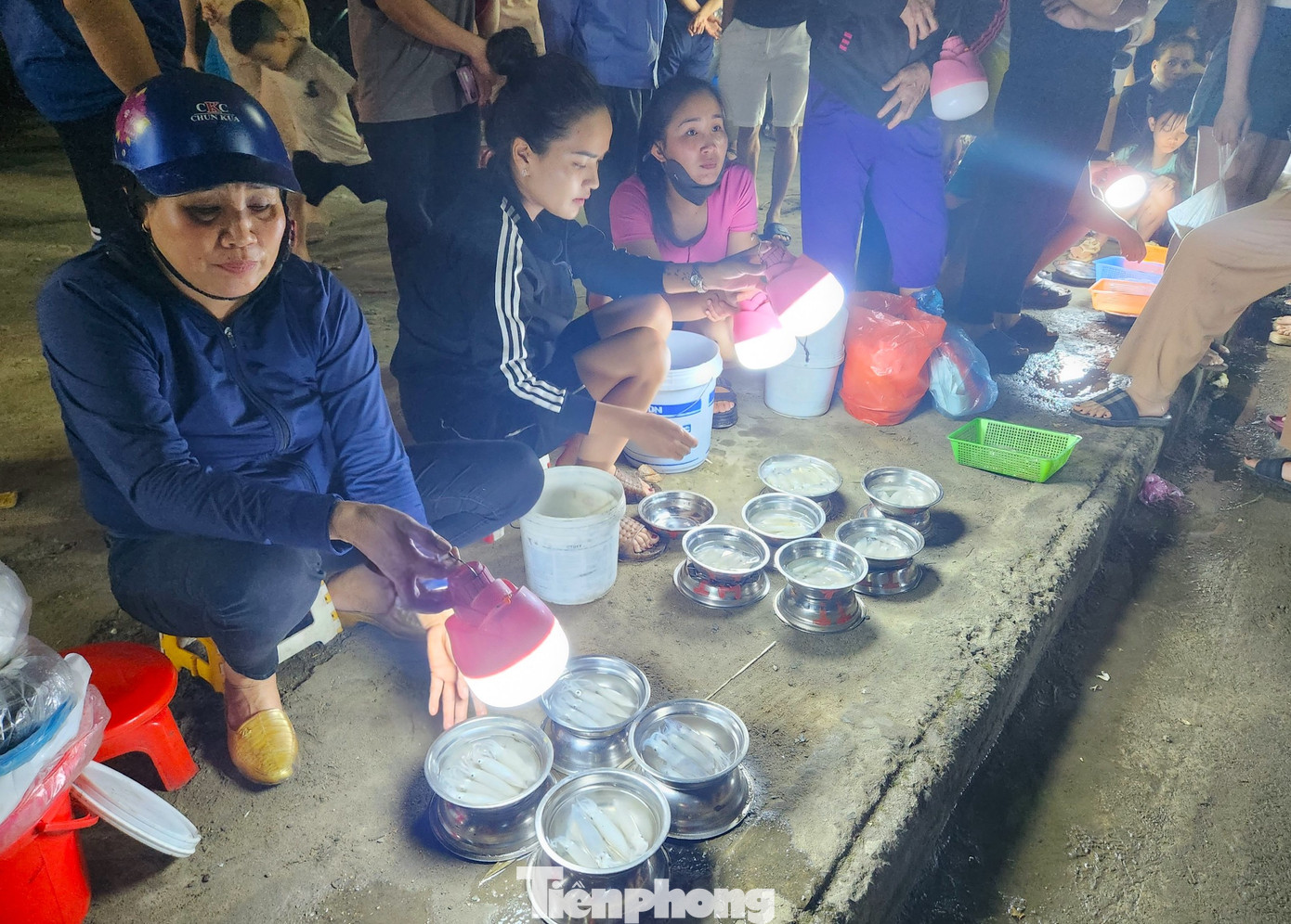 Chợ là khoảng không vỉa hè dài khoảng 150 m nằm dọc đường ra đảo Lan Châu thuộc phường Thu Thủy (thị xã Cửa Lò, Nghệ An). Phiên chợ đặc biệt nên người bán không cần bàn, quầy hàng mà mỗi người chỉ cần chọn khoảng trống trên vỉa hè rồi kê chiếc ghế nhựa để ngồi bán cho du khách.