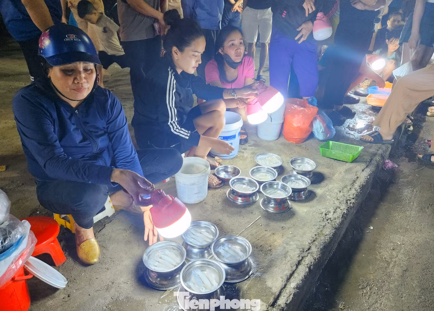 Chợ là khoảng không vỉa hè dài khoảng 150 m nằm dọc đường ra đảo Lan Châu thuộc phường Thu Thủy (thị xã Cửa Lò, Nghệ An). Phiên chợ đặc biệt nên người bán không cần bàn, quầy hàng mà mỗi người chỉ cần chọn khoảng trống trên vỉa hè rồi kê chiếc ghế nhựa để ngồi bán cho du khách.