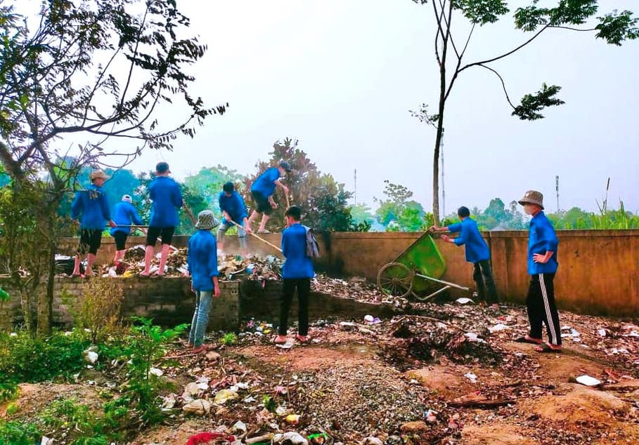 Các đoàn viên thanh niên còn dọn dẹp, vệ sinh môi trường; làm sạch biển; xử lý các điểm đen rác thải tự phát, tiến hành trồng và chăm sóc cây xanh trên các tuyến đường giao thông nông thôn.