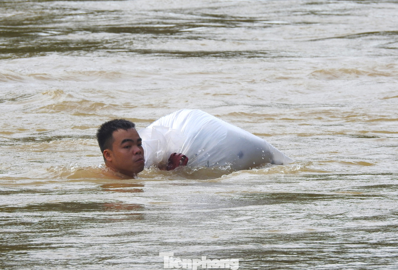 Mỗi chuyến đi tuần tra, đội phải đi từ 10-12 ngày, băng rừng, lội suối, thậm chí là bơi qua khe suối sâu để tuần tra.