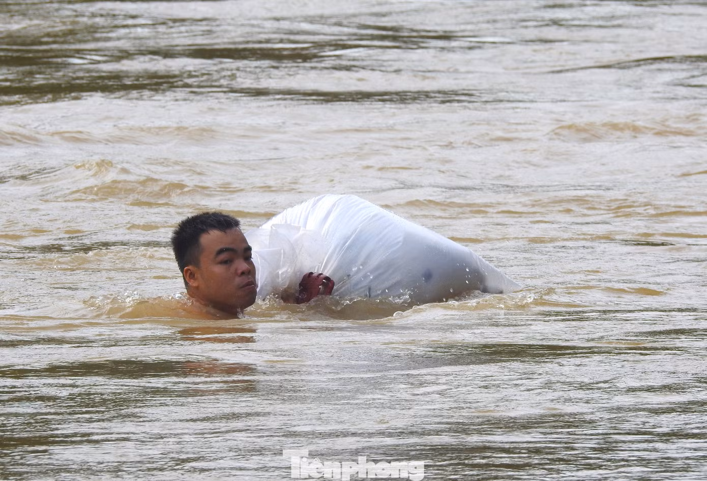 Mỗi chuyến đi tuần tra, đội phải đi từ 10-12 ngày, băng rừng, lội suối, thậm chí là bơi qua khe suối sâu để tuần tra.