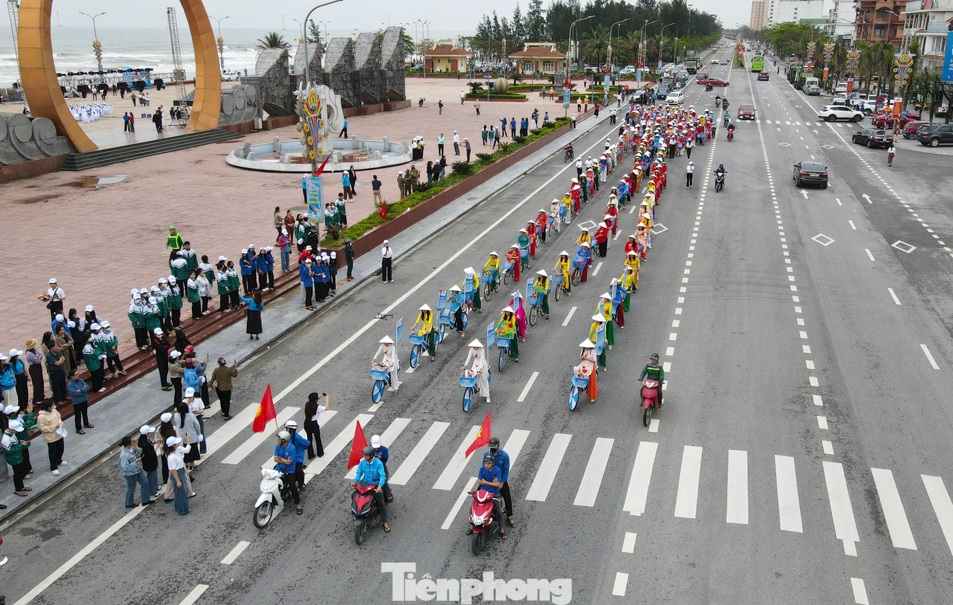 Màn diễu hành bằng xe đạp được tổ chức trên tuyến đường Bình Minh chạy dọc bãi biển Cửa Lò.