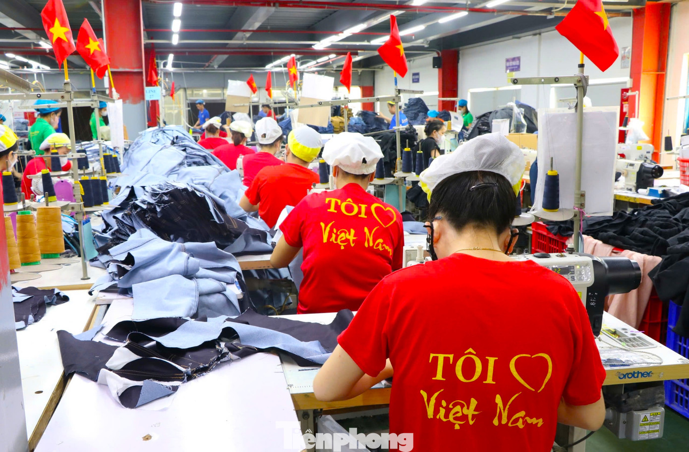 Thông điệp Tôi yêu Việt Nam được thể hiện ngay trên mặt sau của những chiếc áo cờ đỏ sao vàng.