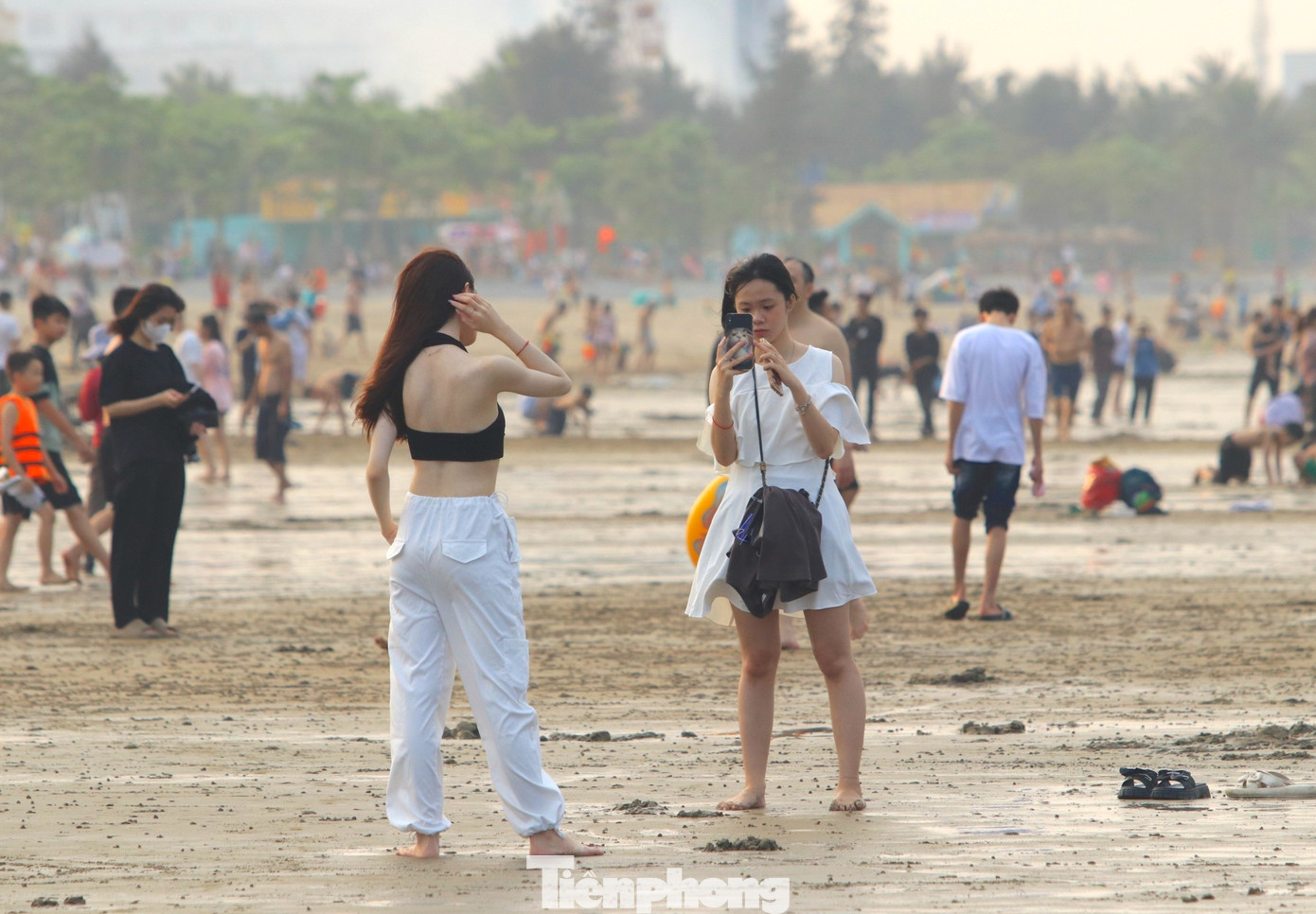 Nhiều cô gái tranh thủ chụp hình lưu niệm trên bãi cát mịn của bãi biển Cửa Lò. Nhiều cô gái tranh thủ chụp hình lưu niệm trên bãi cát mịn của bãi biển Cửa Lò.