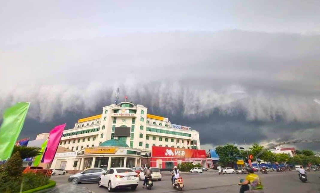 Theo Trung tâm Dự báo khí tượng thuỷ văn quốc gia cho biết hồi 10h ngày 6/9, vị trí tâm siêu bão ở vào khoảng 19,3 độ Vĩ Bắc, 112,0 độ Kinh Đông, cách đảo Hải Nam (Trung Quốc) khoảng 130 km về phía Đông Đông Nam, cách Quảng Ninh khoảng 570 km về phía Đông Đông Nam. Sức gió mạnh nhất vùng gần tâm siêu bão mạnh cấp 16 (184-201 km/h), giật trên cấp 17, di chuyển theo hướng Tây, tốc độ 15-20 km/h. Theo Trung tâm Dự báo khí tượng thuỷ văn quốc gia cho biết hồi 10h ngày 6/9, vị trí tâm siêu bão ở vào khoảng 19,3 độ Vĩ Bắc, 112,0 độ Kinh Đông, cách đảo Hải Nam (Trung Quốc) khoảng 130 km về phía Đông Đông Nam, cách Quảng Ninh khoảng 570 km về phía Đông Đông Nam. Sức gió mạnh nhất vùng gần tâm siêu bão mạnh cấp 16 (184-201 km/h), giật trên cấp 17, di chuyển theo hướng Tây, tốc độ 15-20 km/h.