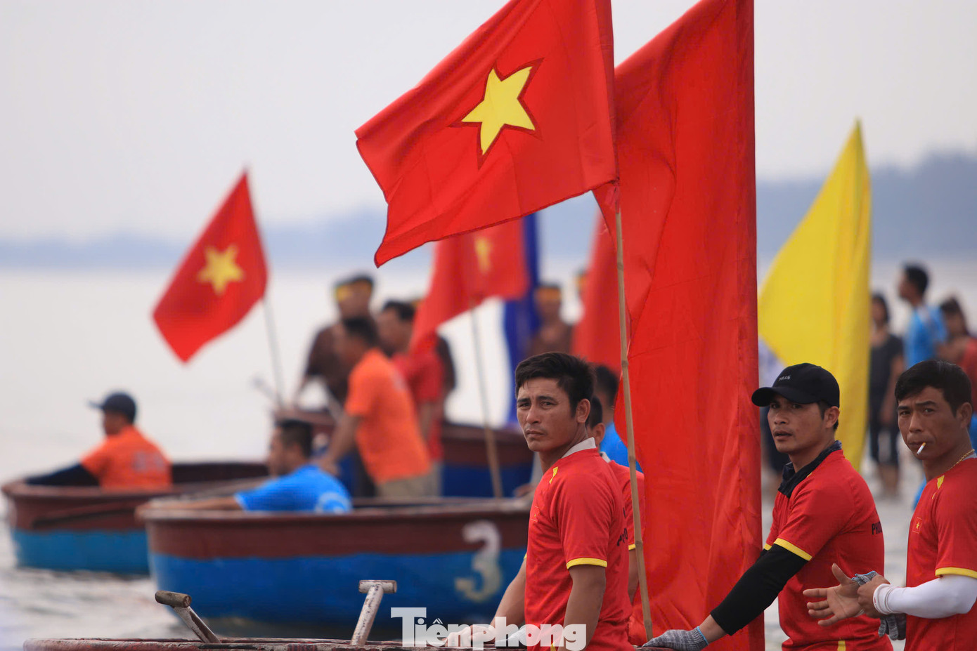 Mỗi phường, xã sẽ lập 2 đội đua, bao gồm 1 trưởng đoàn, 1 huấn luyện viên, 1 chăm sóc viên và đăng ký 8 vận động viên (VĐV) tham gia thi đấu (trong đó có 4 vận động viên chính thức, 4 vận động viên dự bị).