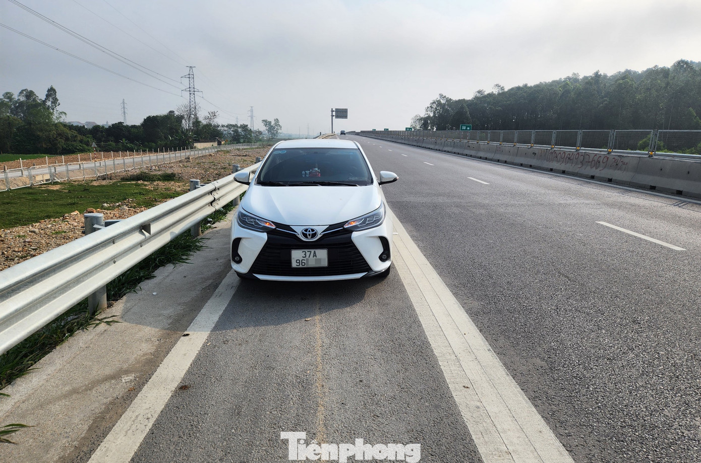 Bề rộng mặt đường điểm dừng khẩn cấp khá hẹp. Khi những chiếc xe lớn đỗ vào đều bị lấn ra vạch đường cao tốc đang đi, gây nguy hiểm cho chính phương tiện dừng đỗ và các phương tiện đi trên đường. Bề rộng mặt đường điểm dừng khẩn cấp khá hẹp. Khi những chiếc xe lớn đỗ vào đều bị lấn ra vạch đường cao tốc đang đi, gây nguy hiểm cho chính phương tiện dừng đỗ và các phương tiện đi trên đường.