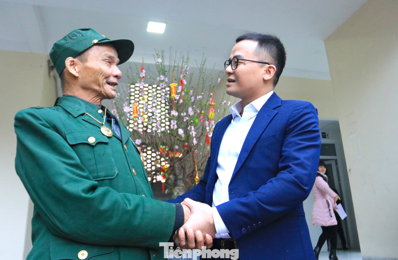 Anh Đinh Xuân Hoàng gửi lời thăm hỏi, chúc Tết bác Phạm Quang Tửu - Bệnh binh 1/3 ở Trung tâm Điều dưỡng Thương binh tâm thần kinh Nghệ An.