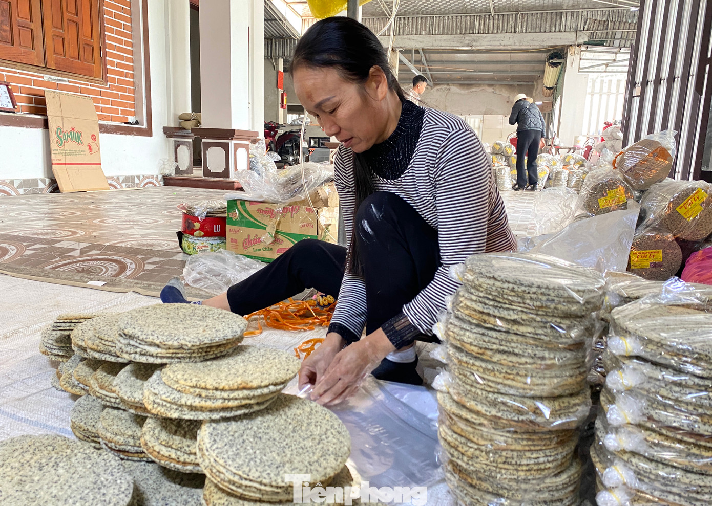 “Tết nhiều đơn hàng nên bận rộn, làm luôn tay luôn chân không kịp nghỉ”, chị Nguyễn Thị Hân (50 tuổi) nói và cho hay, chị được thuê đến làm bánh với mức thù lao khoảng 250-300 nghìn đồng mỗi ngày.