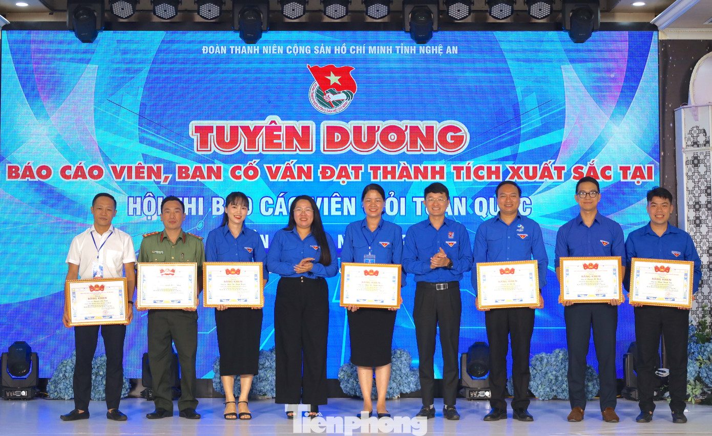 Ban Thường vụ Tỉnh Đoàn trao tặng bằng khen cho các báo cáo viên và thành viên ban cố vấn vì đã có thành tích xuất sắc tham gia Hội thi Báo cáo viên giỏi toàn quốc lần thứ IV 2024.