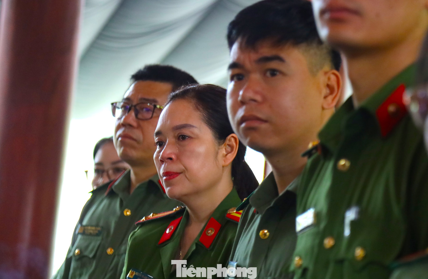 Với giọng kể truyền cảm ấm áp của thuyết minh viên đã khiến nhiều người rưng rưng nước mắt.