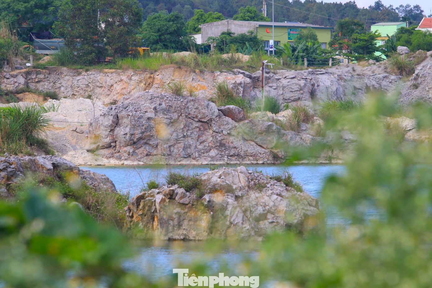 Trong quyết định, UBND tỉnh giao công ty báo cáo Sở TNMT, UBND thị xã Hoàng Mai, phường Quỳnh Xuân khi hoàn thành đề án để tổ chức kiểm tra, nghiệm thu kết quả thực hiện đề án đóng cửa mỏ.