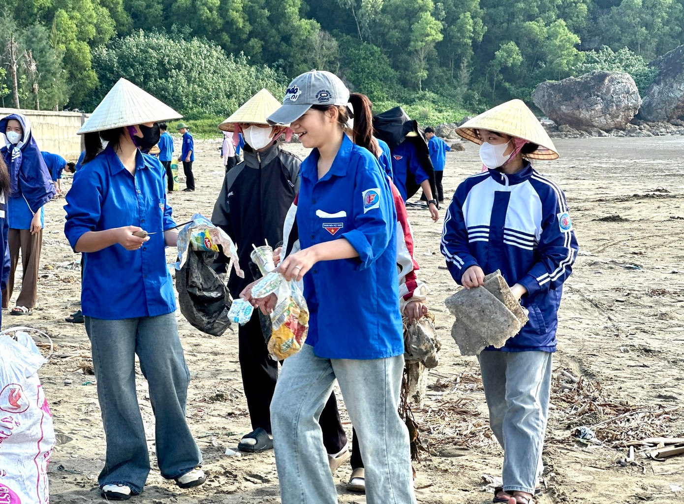 Tại bãi biển xã Quỳnh Lương (huyện Quỳnh Lưu), Ban Thường vụ Huyện đoàn Quỳnh Lưu cùng gần 200 đoàn viên thanh niên đã tiến hành thu gom rác thải, dọn dẹp vệ sinh môi trường, làm đẹp bãi biển.