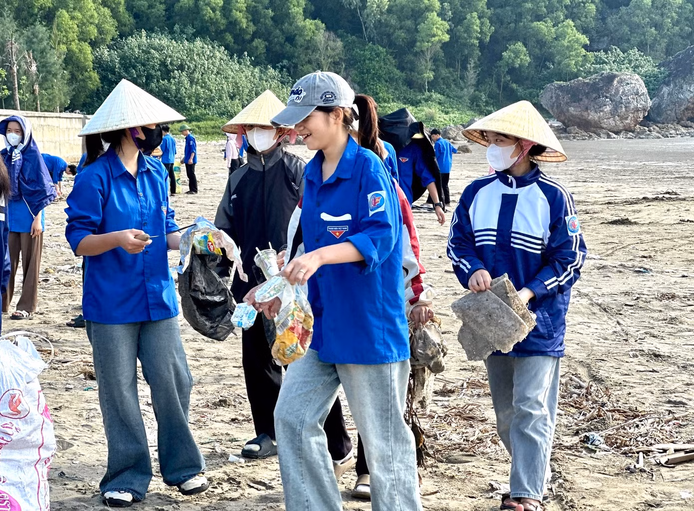 Tại bãi biển xã Quỳnh Lương (huyện Quỳnh Lưu), Ban Thường vụ Huyện đoàn Quỳnh Lưu cùng gần 200 đoàn viên thanh niên đã tiến hành thu gom rác thải, dọn dẹp vệ sinh môi trường, làm đẹp bãi biển.
