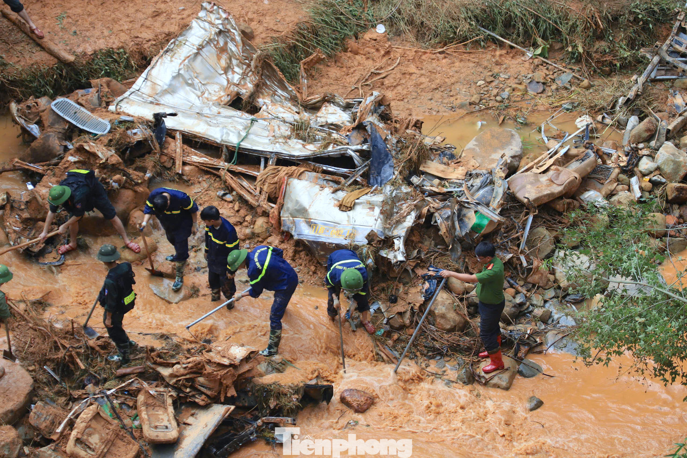 Suốt 5 ngày qua, lực lượng chức năng với hàng trăm người thay nhau sử dụng các thiết bị chuyên nghiệp để trục vớt chiếc xe khách ra khỏi dòng suối Khuổi Ngọa. Đây là chiếc xe khách trên đường đi từ huyện Bảo Lâm về thành phố Cao Bằng. Khi đi đến xã Ca Thành thì bị đất đá trên núi sạt lở cuốn phăng xuống suối.