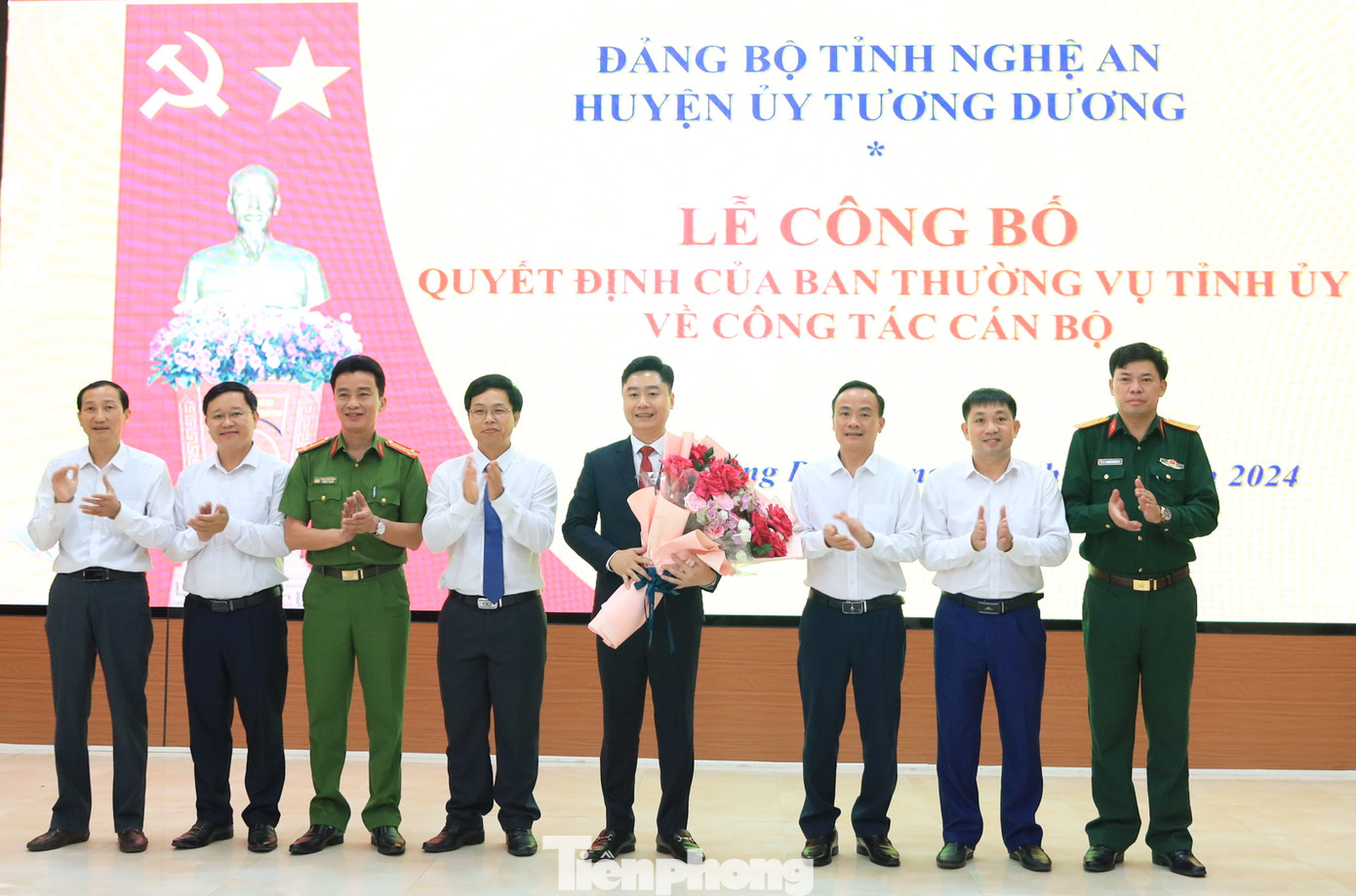 Lãnh đạo huyện Tương Dương tặng hoa chúc mừng anh Lê Văn Lương.
