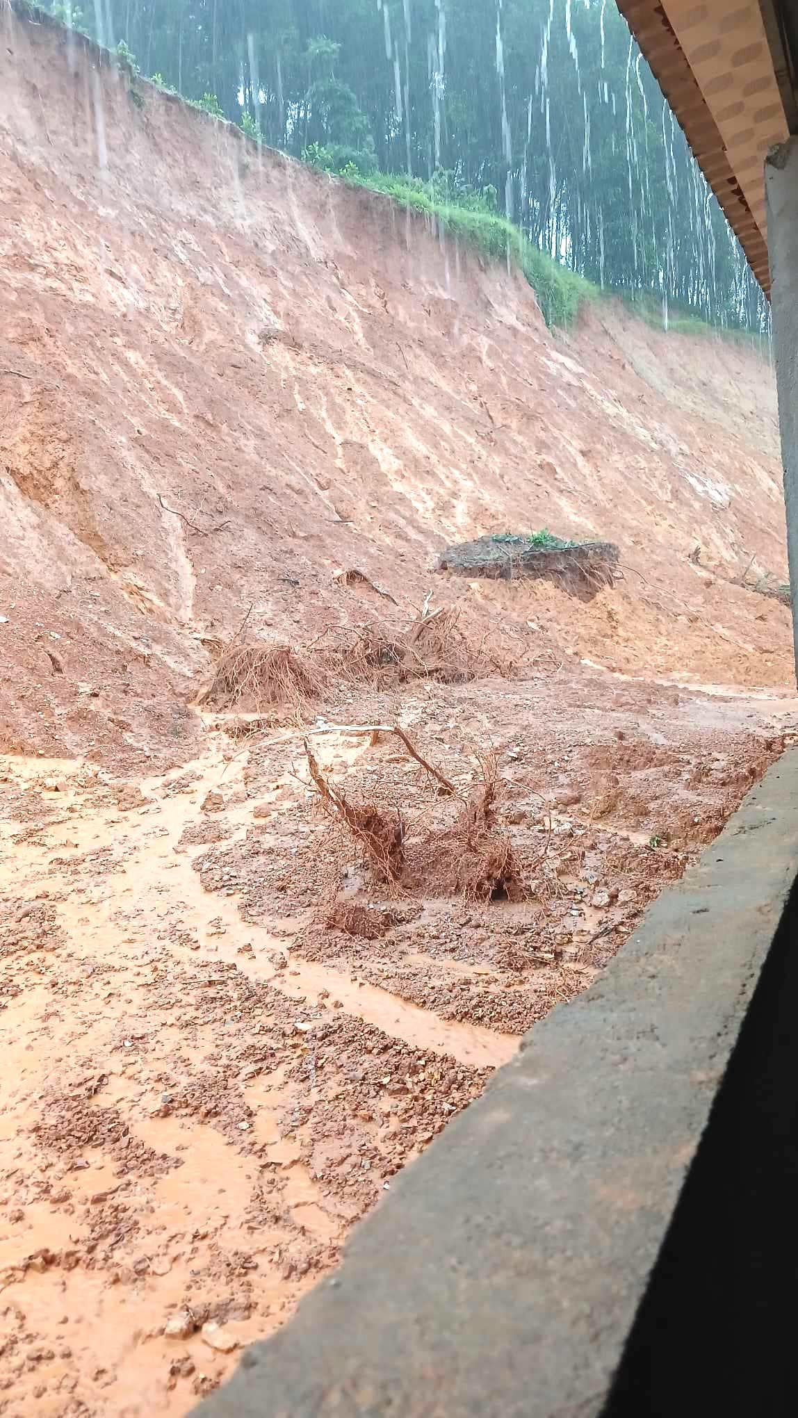 Mưa lớn gây sạt lở đất tràn vào các hộ dân ở xã Tam Sơn (huyện Anh Sơn, Nghệ An). Hiện 9 hộ dân ở xã này đã được di dời đến nơi an toàn.