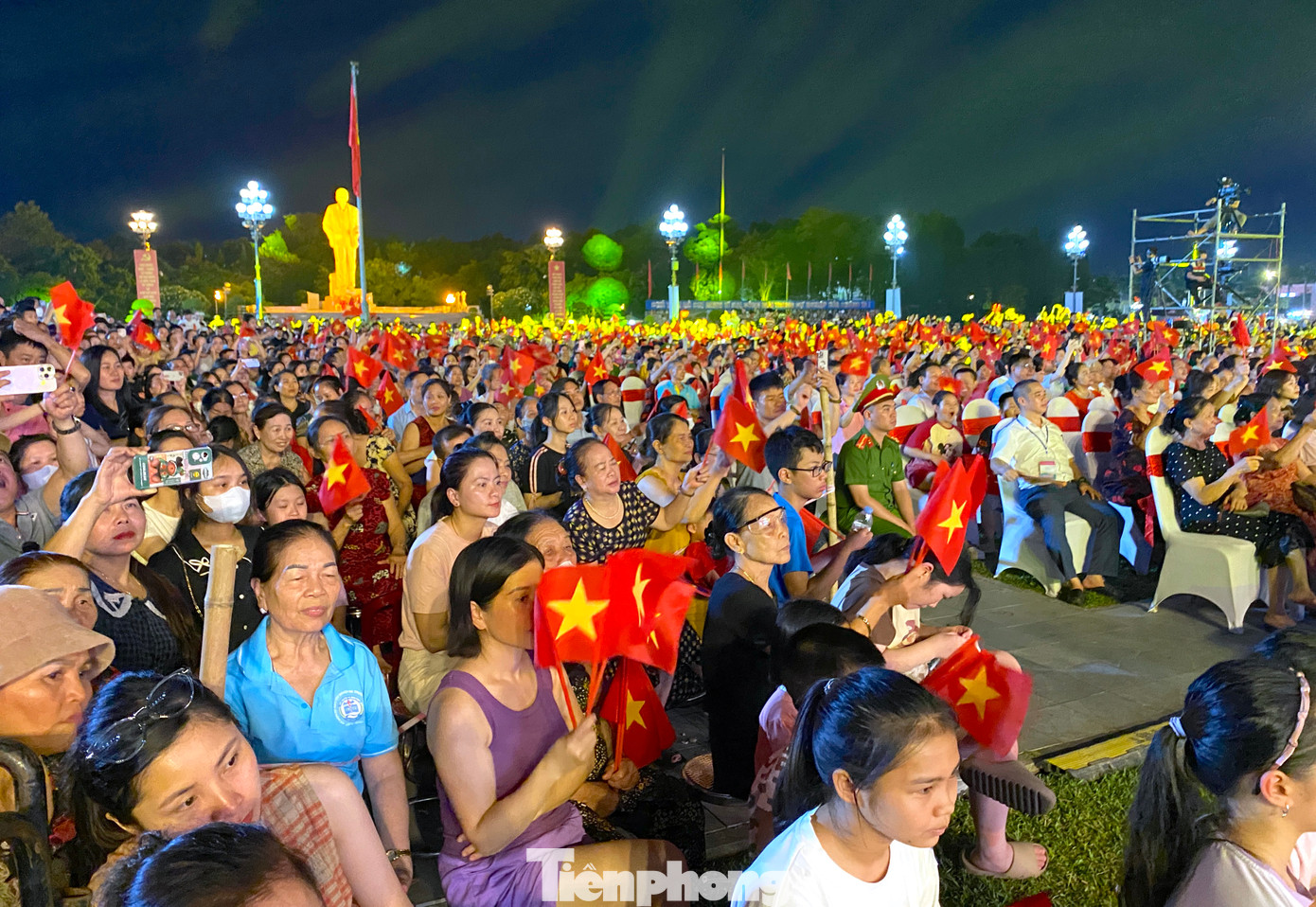 Người dân theo dõi chương trình nghệ thuật đặc biệt tại đêm bế mạc Lễ hội Làng Sen 2025.