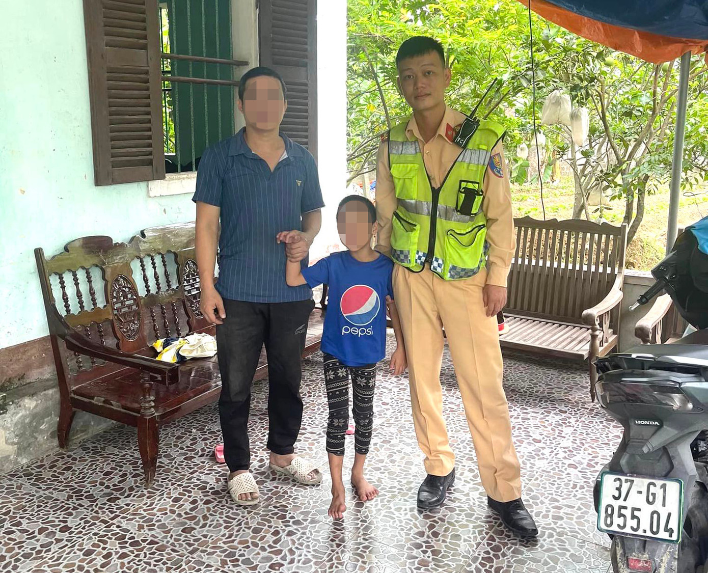 Cán bộ Trạm CSGT Diễn Châu sau đó đã hỗ trợ đưa bố con anh N. về tận nhà an toàn.