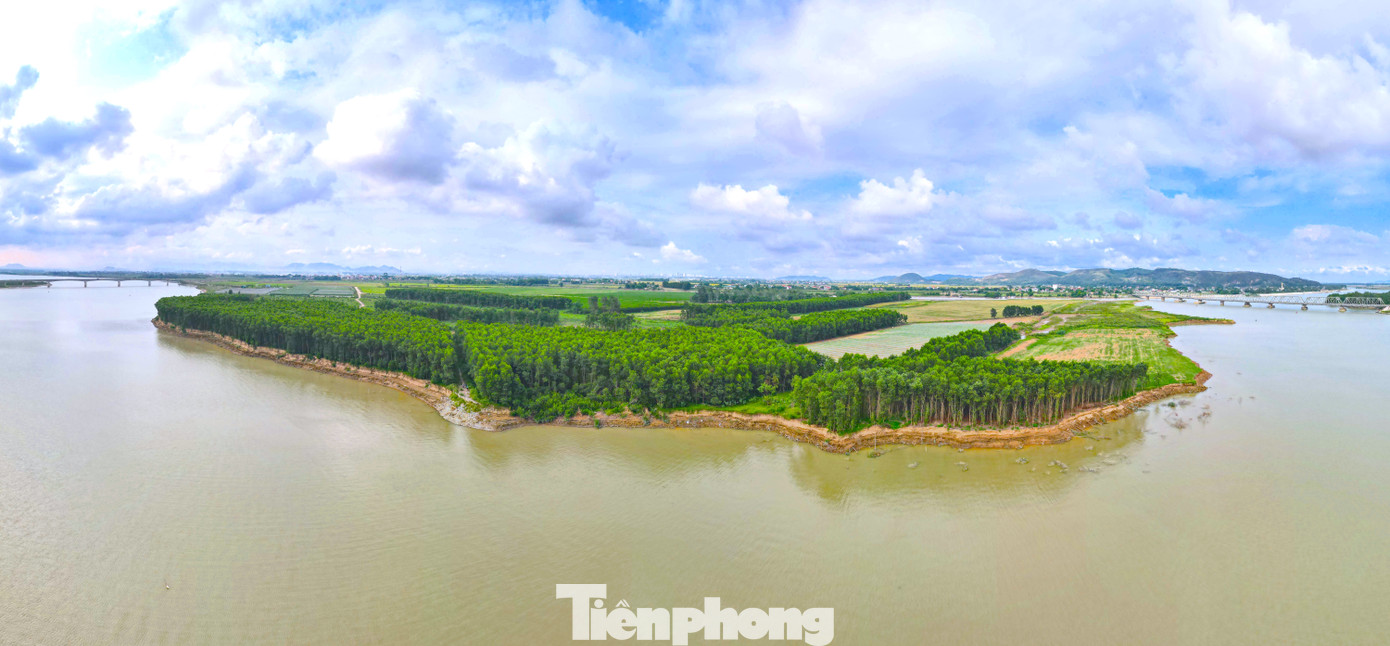 Bãi bồi bờ sông Lam nằm ở khu vực giữa cầu Yên Xuân mới và cầu Yên Xuân cũ thuộc địa bàn hai xã Long Xá (huyện Hưng Nguyên, tỉnh Nghệ An) và xã Trung Phúc Cường (huyện Nam Đàn, tỉnh Nghệ An) những năm gần đây xảy ra tình trạng sạt lở nghiêm trọng kéo dài hàng nghìn mét khiến người dân và chính quyền địa phương lo lắng. Bãi bồi bờ sông Lam nằm ở khu vực giữa cầu Yên Xuân mới và cầu Yên Xuân cũ thuộc địa bàn hai xã Long Xá (huyện Hưng Nguyên, tỉnh Nghệ An) và xã Trung Phúc Cường (huyện Nam Đàn, tỉnh Nghệ An) những năm gần đây xảy ra tình trạng sạt lở nghiêm trọng kéo dài hàng nghìn mét khiến người dân và chính quyền địa phương lo lắng.