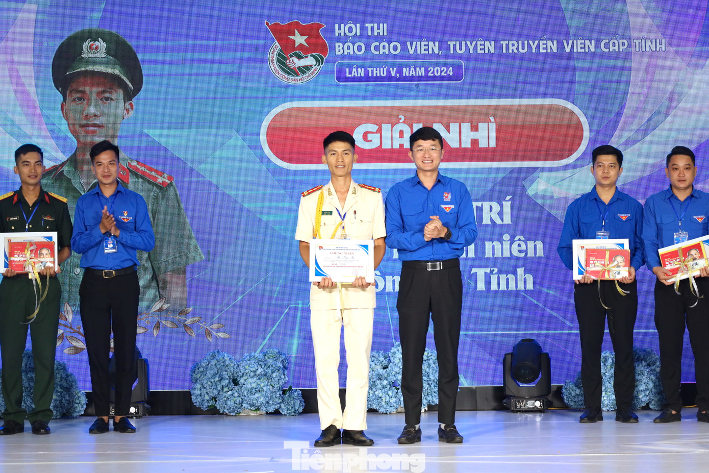 Ban tổ chức trao giải Nhì cho thí sinh Hồ Bá Trí (SN 1992) - Bí thư Chi đoàn Phòng An ninh chính trị nội bộ, Ban Thanh niên Công an tỉnh Nghệ An.