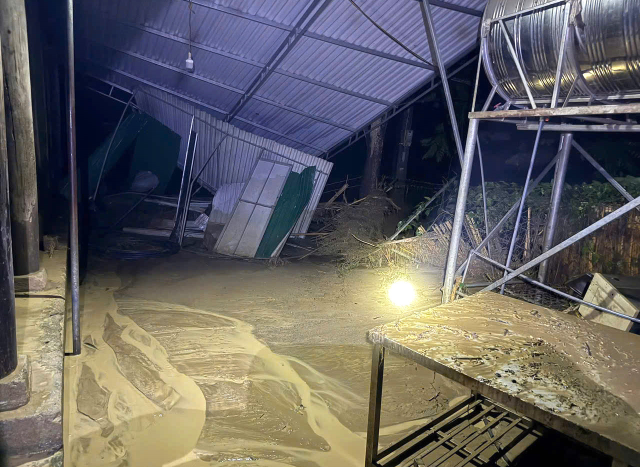 Tại xã Hữu Khuông, trận lũ quét trong đêm 29/5 đã gây thiệt hại lớn cho trường Phổ thông Dân tộc bán trú THCS xã Hữu Khuông.