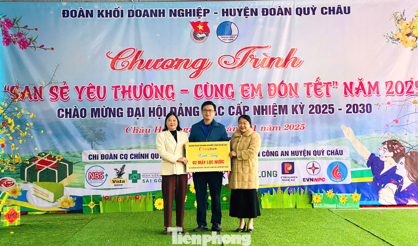 Tại chương trình, các đơn vị đồng hành đã trao tặng hàng trăm phần quà thiết thực bao gồm: 30 chăn lông cừu, 207 áo ấm, 900 quyển vở ô ly, 105 chiếc cặp sách, 200 bộ quần áo.