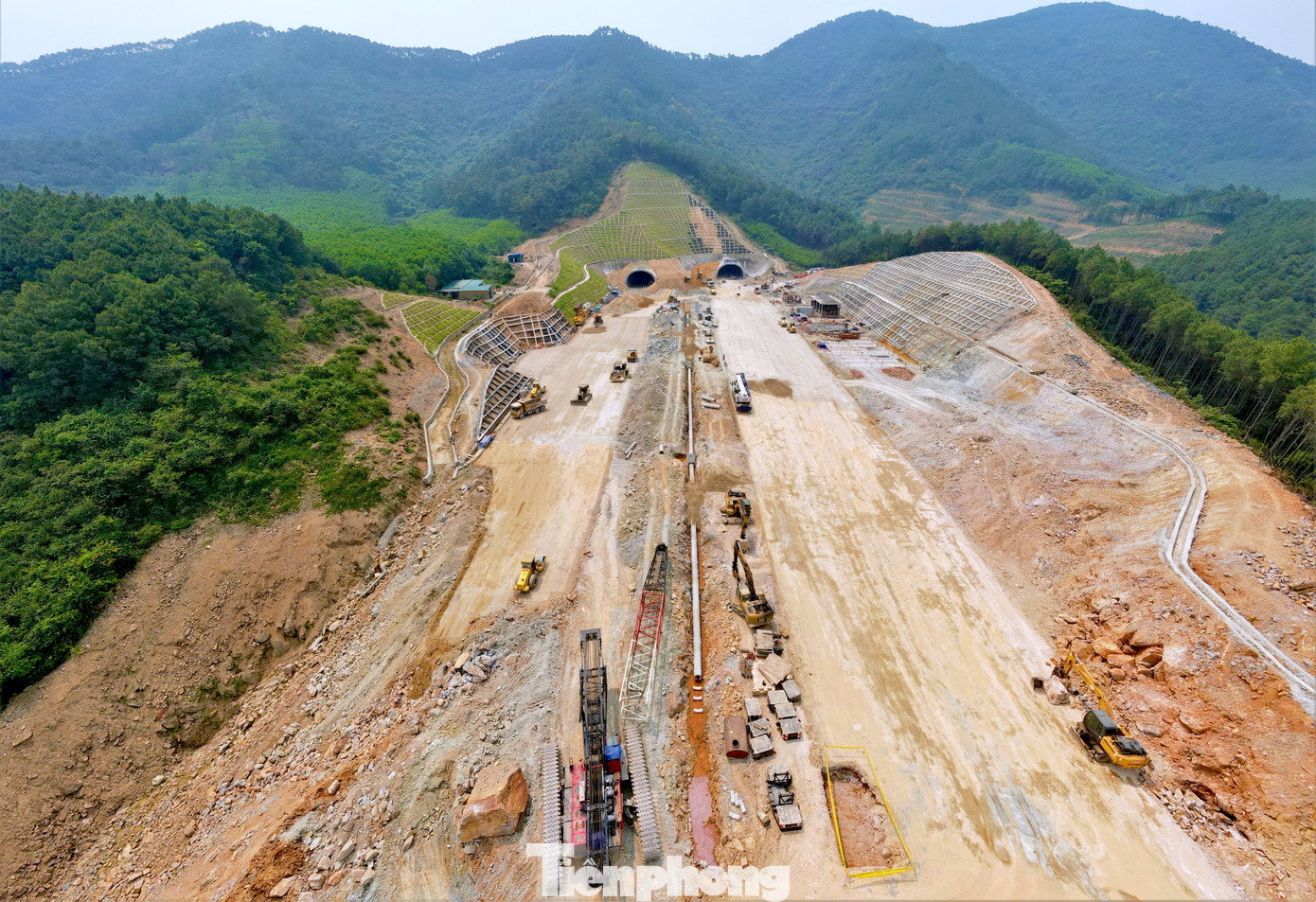 Tại hầm Thần Vũ xuyên qua núi Thần Vũ có chiều dài 1,13 km thuộc huyện Nghi Lộc và Diễn Châu đang được 2 nhà thầu tập trung thi công.