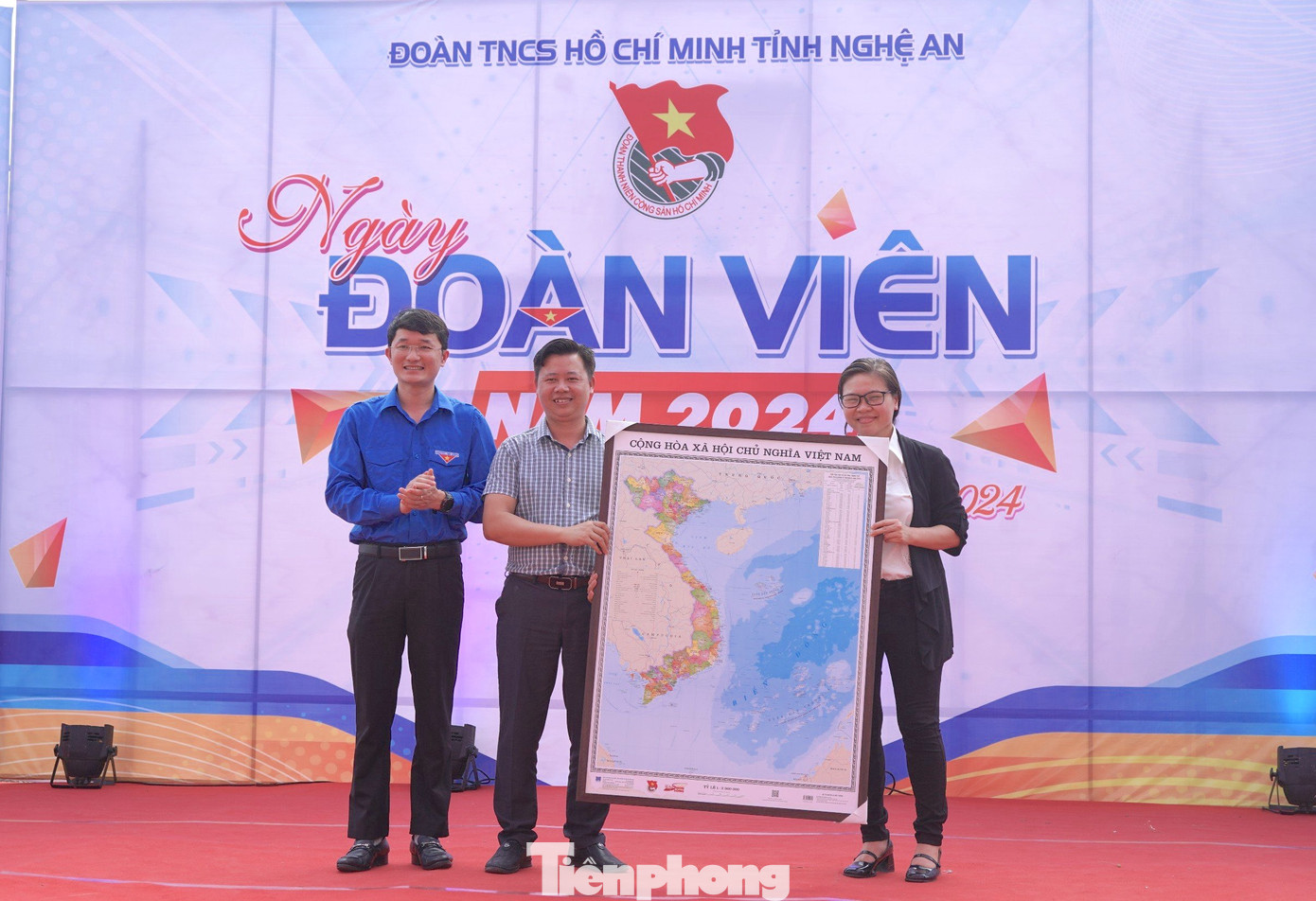 Ban tổ chức trao tặng quà cho các thanh niên công nhân có hoàn cảnh khó khăn, trao bản đồ và tủ thuốc cho Chi đoàn Công ty CP May Minh Anh Tân Kỳ. Ban tổ chức trao tặng quà cho các thanh niên công nhân có hoàn cảnh khó khăn, trao bản đồ và tủ thuốc cho Chi đoàn Công ty CP May Minh Anh Tân Kỳ.